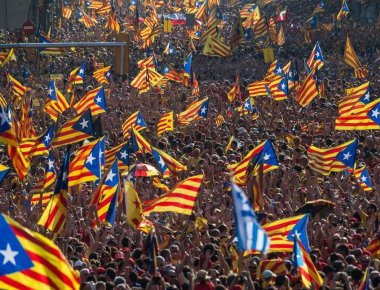 Εκατοντάδες χιλιάδες Καταλανοί διαδήλωσαν υπέρ της ανεξαρτησίας τους από την Ισπανία και τις Βρυξέλλες (φωτό)